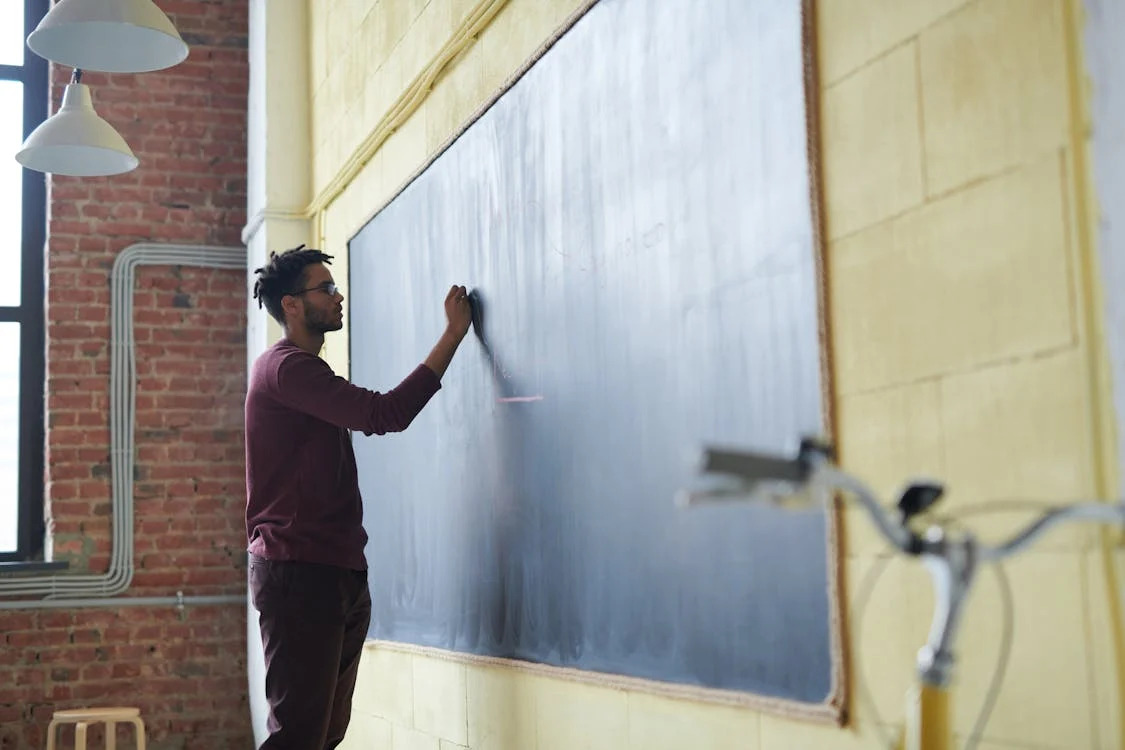 Read more about the article GOVERNMENT DEPARTMENTS MUST STOP DRAGGING THEIR FEET AND IMPLEMENT YOUTH EMPLOYMENT PROGRAMMES